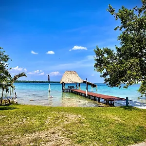 Hermosa Caribeña En La Laguna De Сasa de vacaciones